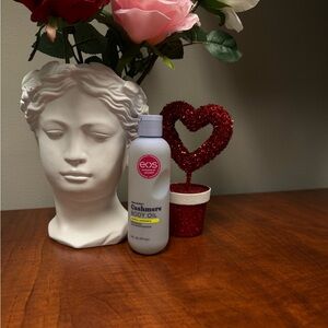 EOS Cashmere Body Oil with Glitter Heart Decor